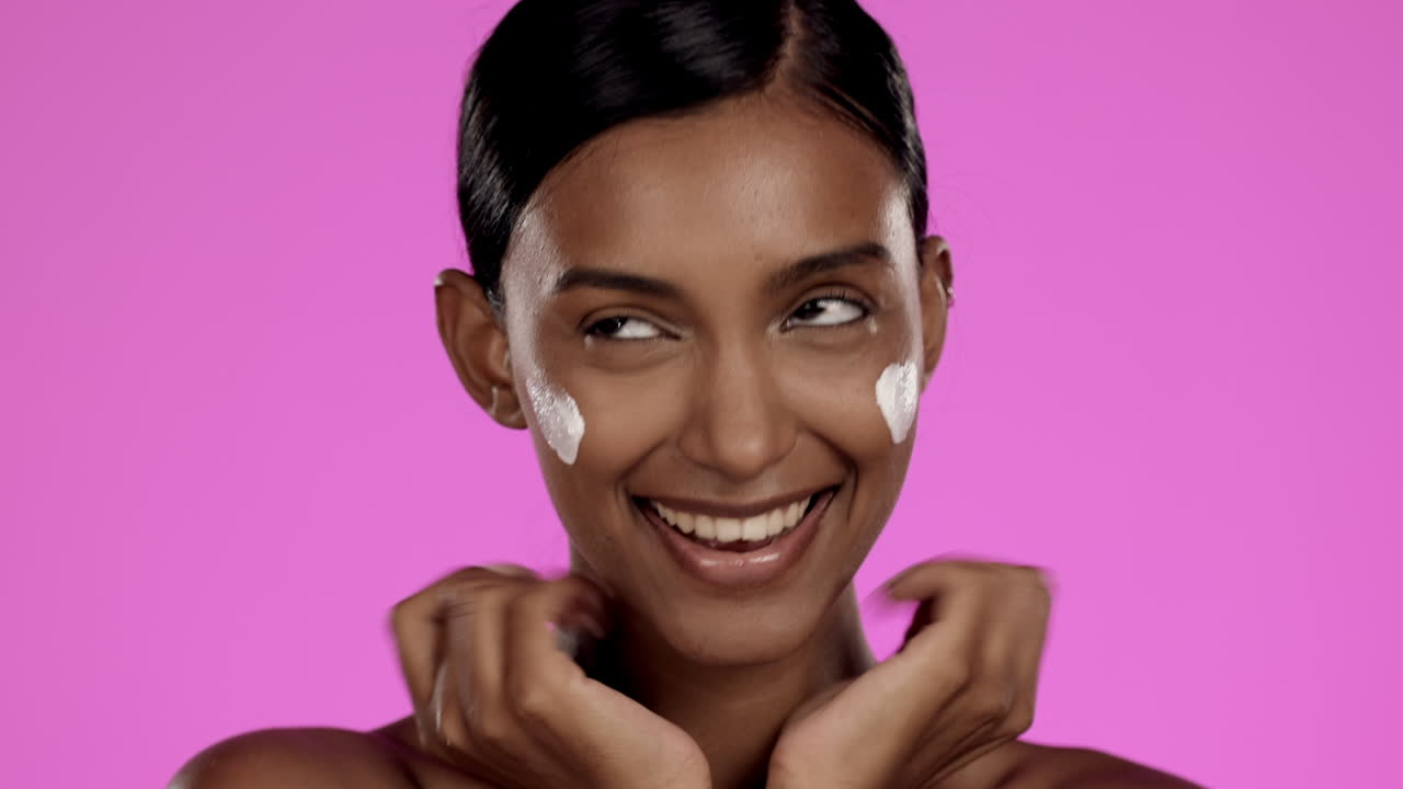 cara, divertida y mujer india con crema