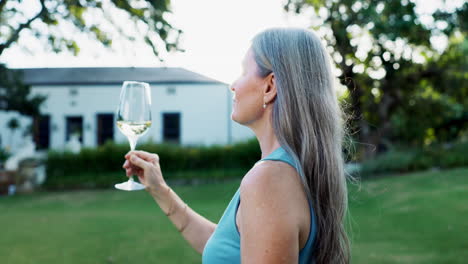 mujer degustando vino blanco al aire libre
