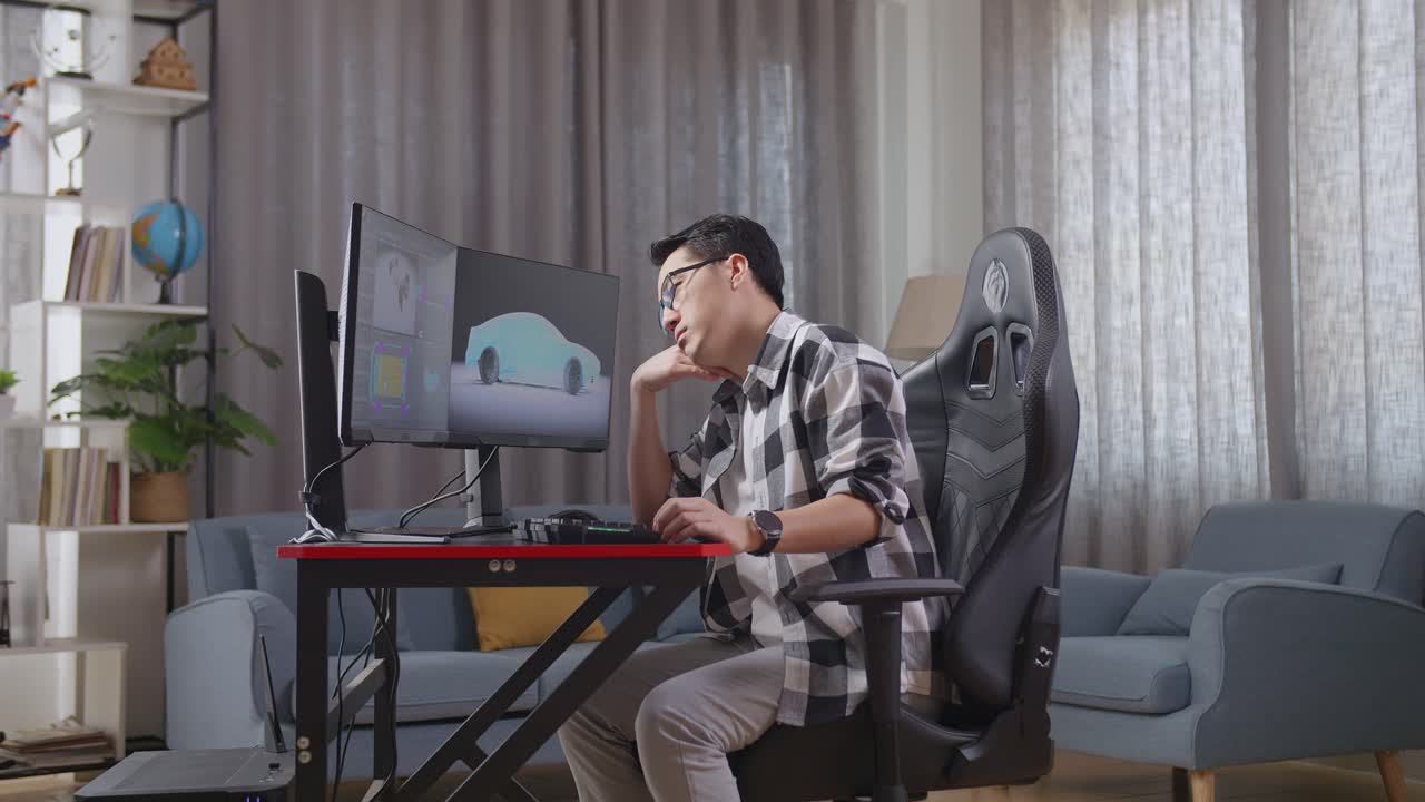 가정 사무실에서 자동차 디자인 소프트웨어를 작업하는 사람