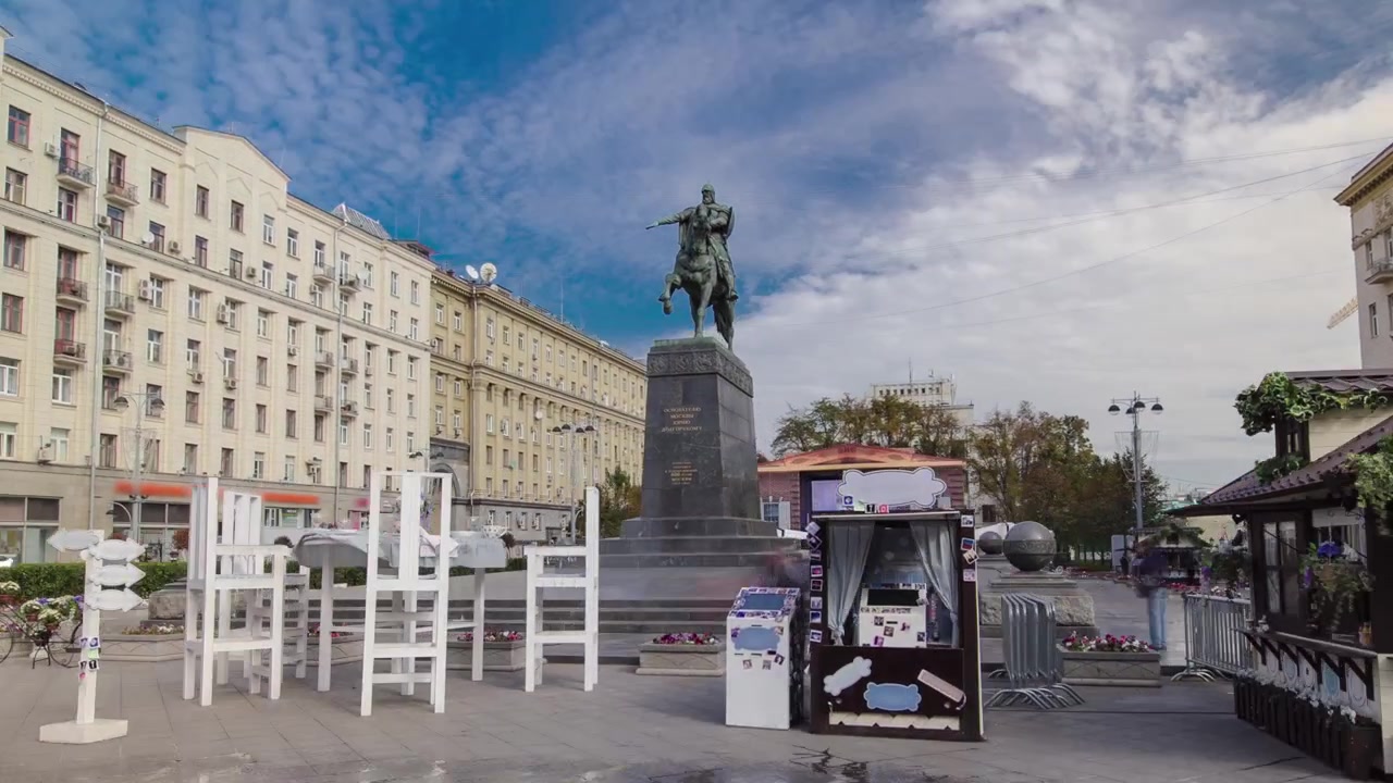 Monumento a Yuri Dolgoruky, o fundador de Moscou, e decoração na Praça Tverskaya. Moscou, Rússia em timelapse hyperlapse.