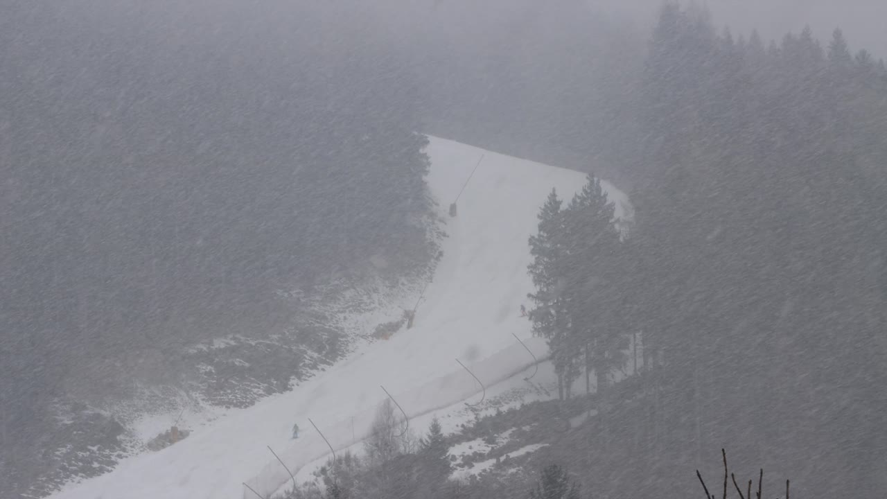 Dette er et stort skiområde som forbereder Cortina 2026 i Italia. Stedene er fanget med en drone som viser skjønnheten ved vintersport som kombinerer blå himmel, hvit snø og tåke