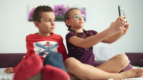 Hermana-Y-Hermano-Tomándose-Selfie-En-Teléfono-Móvil-En-Casa.-Selfie-De-Niños-En-El-Móvil