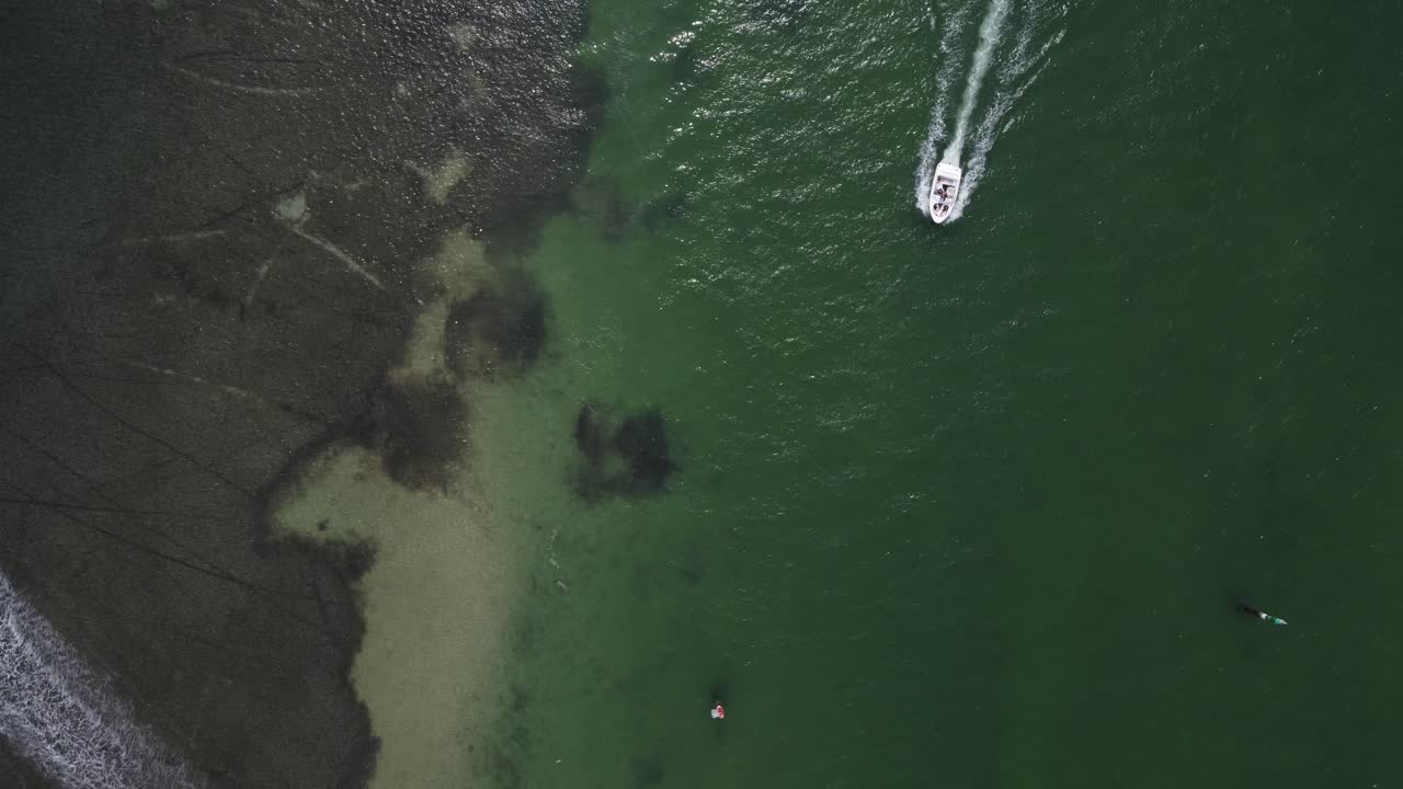 강에서 수중 roickformation 이상의 새의 눈 pov