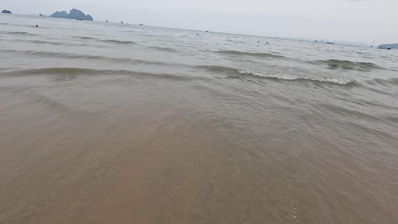 파도가 부드럽게 모래 해변을 고