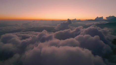 Drone-Se-Desliza-Por-Encima-De-Las-Nubes-Durante-La-Puesta-De-Sol-En-Nepal