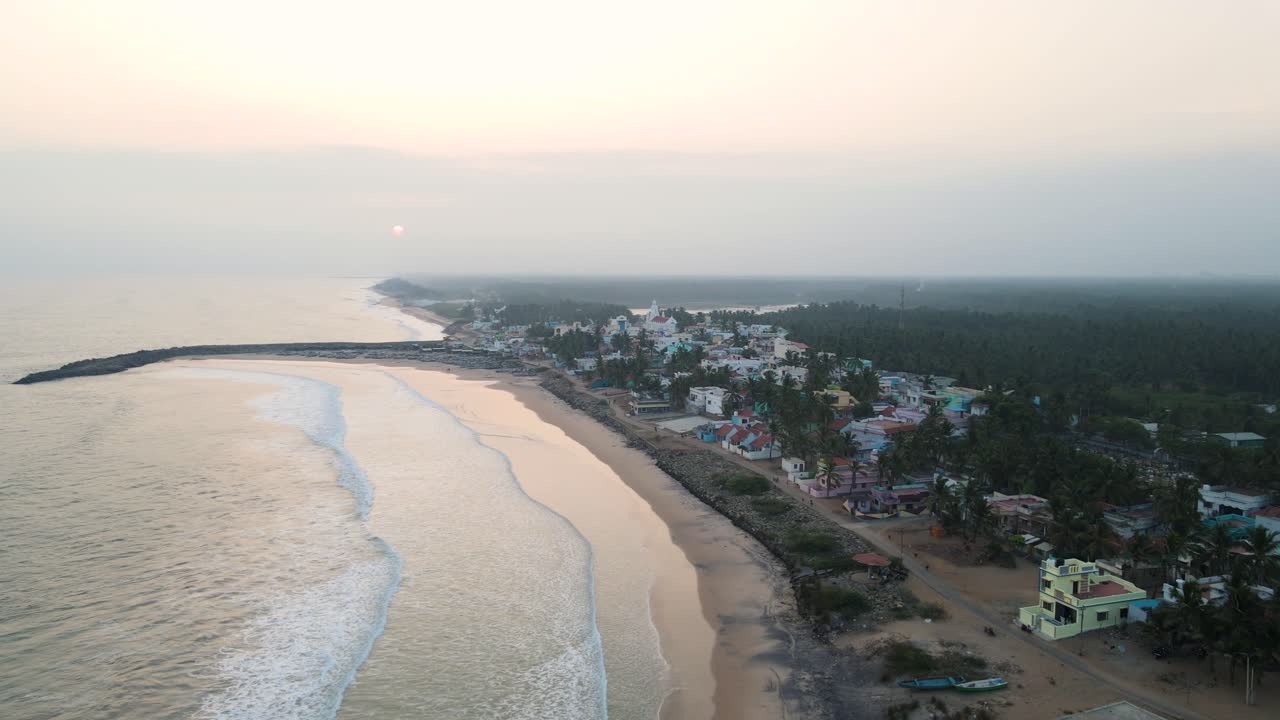 tomada aérea de un dron de kanyakumari con una vista panorámica del océano y el paisaje urbano durante una dramática puesta de sol.