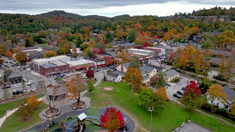 blowing rock aerial push in over blowing rock park in blowing rock nc, north carolina, kleine stad amerika in de herfst met herfst bladeren