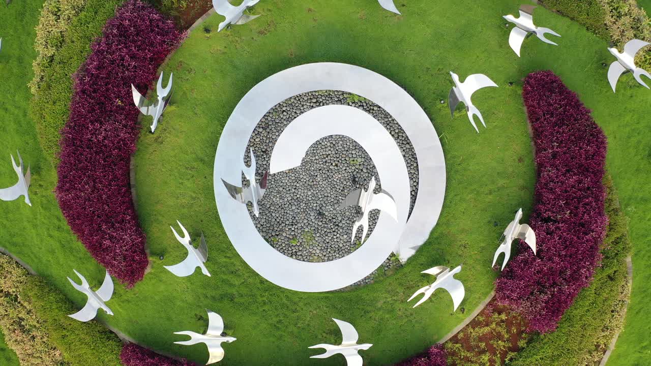 새 조각 이 있는 원형 정원