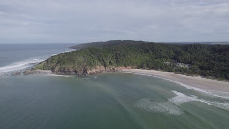 Vista-Aérea-De-La-Playa-De-Cabeza-Rota-Rodeada-De-Selva-Tropical-Cerca-De-La-Bahía-De-Byron-En-Nueva-Gales-Del-Sur,-Australia