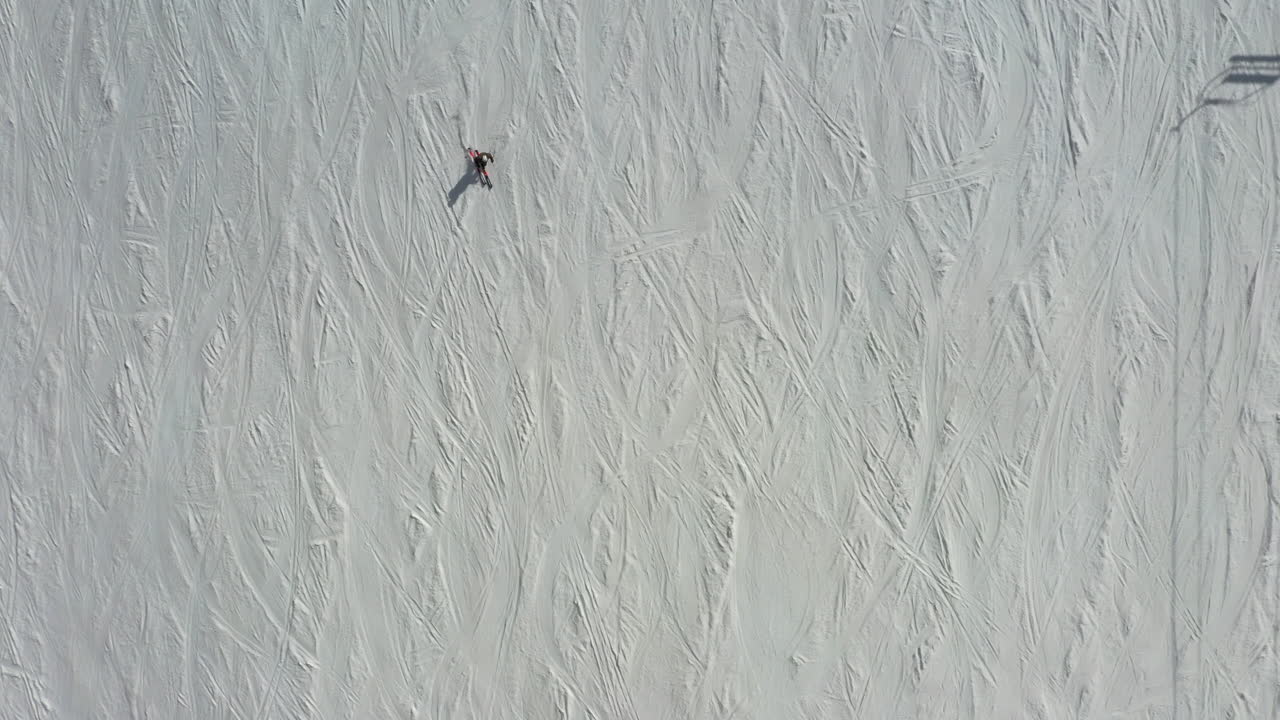 언덕 경사면 아래로 빠르게 스키를 타는 사람, 공중 하향식 보기