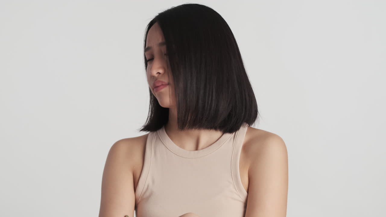 카메라에 관심을 잃는 아시아 여성.