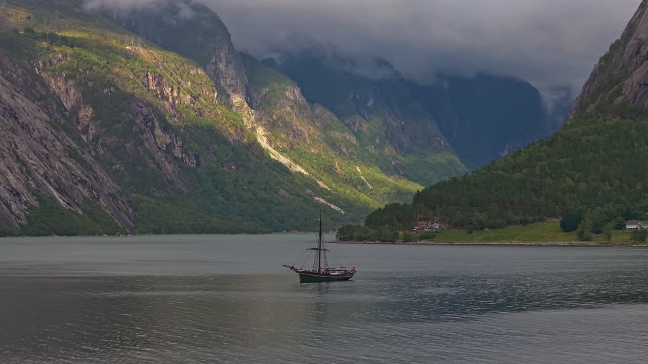 Dronebilde av klassisk seilbåt som seiler i Hardangerfjorden, Norge.