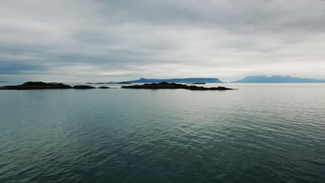 Niedriger-Drohnenflug-über-Dem-Wasser-Des-Nordatlantiks