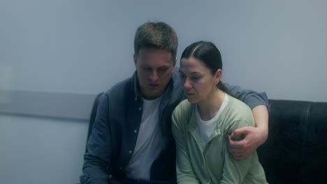 pareja en apuros