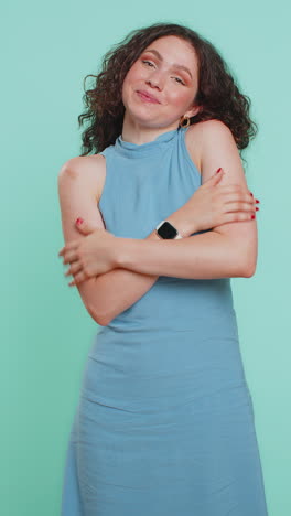 joven mujer extender las manos y dar un abrazo a usted expresión agradable amor sentimientos orgullosos satisfechos