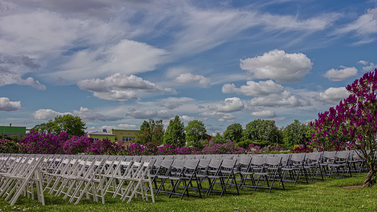 el tiempo de desenfoque de movimiento o las flores púrpuras se mueven junto a las sillas para una reunión al aire libre