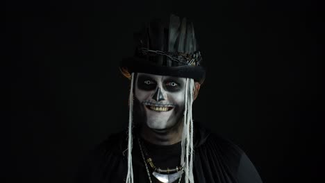 hombre espeluznante con maquillaje de esqueleto en sombrero de copa. tipo haciendo caras, sonrisa dentada. fiesta temática de halloween