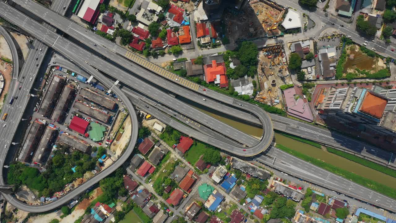 쿠알라 푸르 시 (kuala lumpur city) - 은 날, 교통, 도로 교차로, 위에서 아래로 보이는 파노라마, 4k, 말레이시아