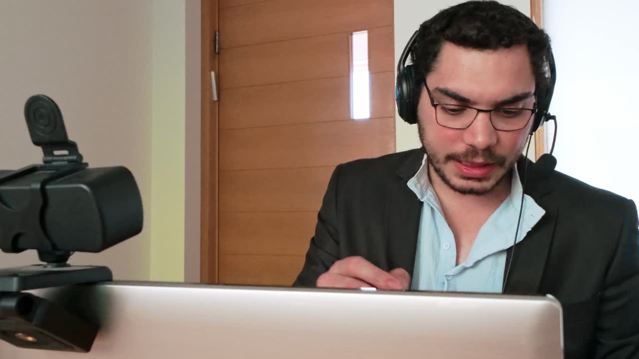 Libero professionista moderno con postazione professionale a casa