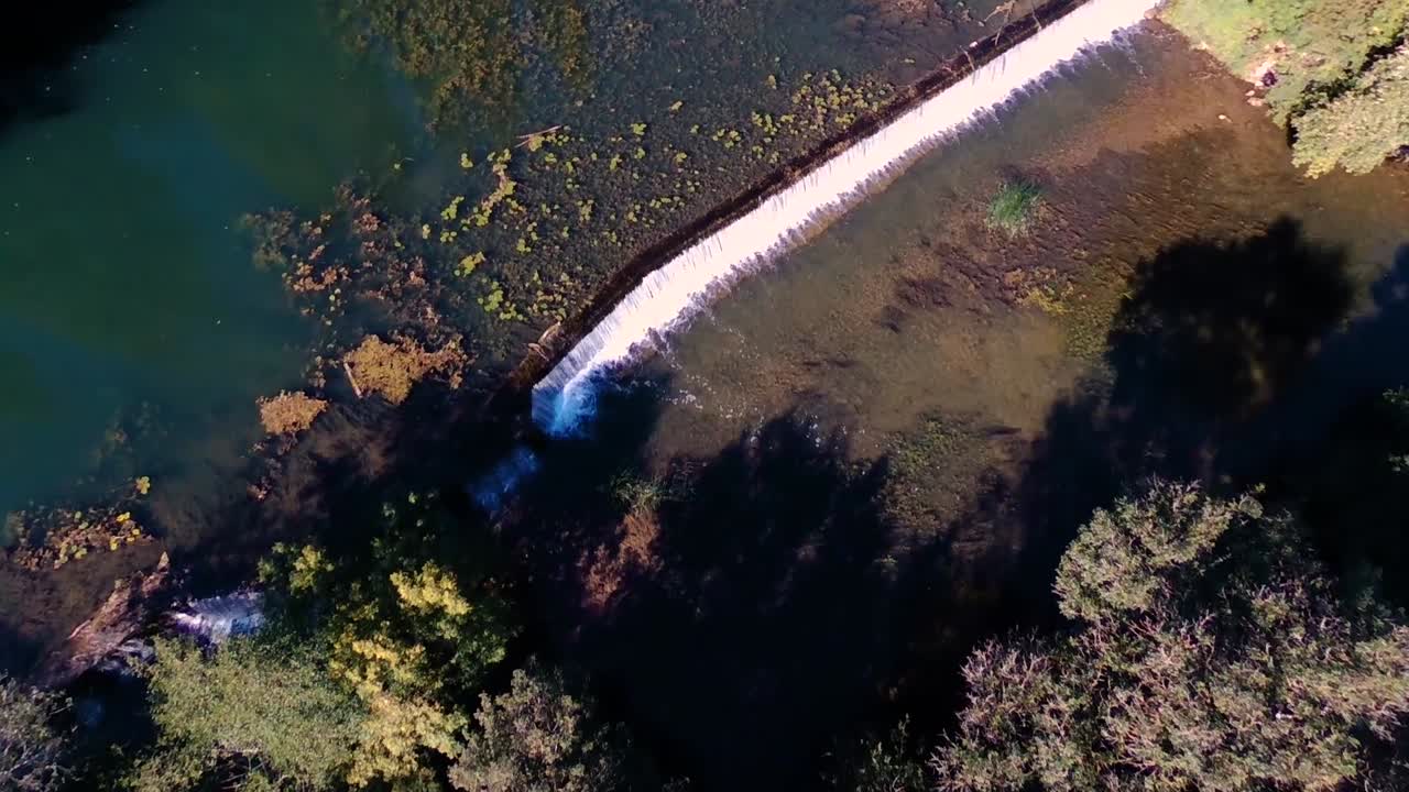 vista de arriba hacia abajo de un dron pasando sobre una cascada