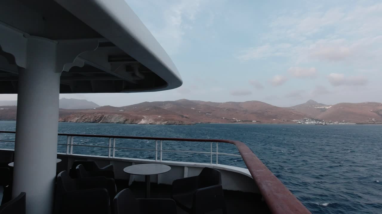 vista de la isla de andros, grecia. barco crucero