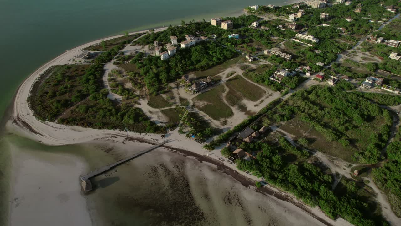 orbita sobre la playa de punta cocos en la isla de holbox, méxico