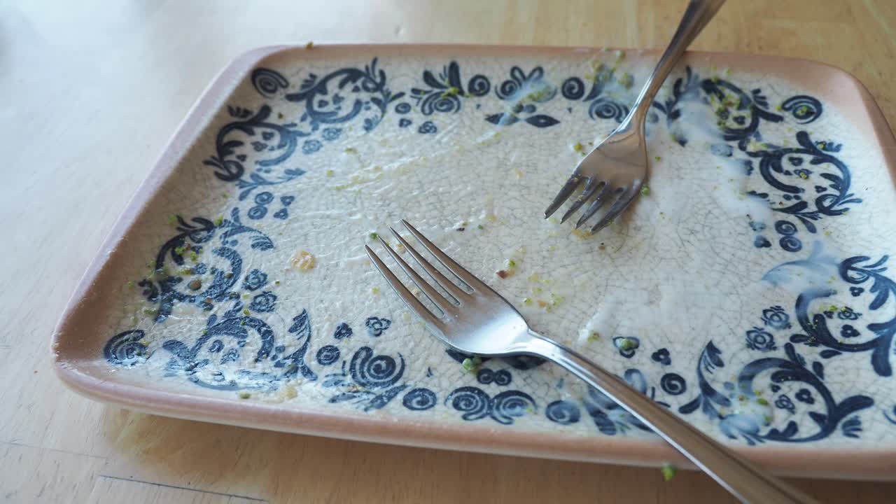 plato vacío con horquillas