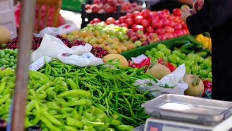 Menschen-Kaufen-Gemüse-Auf-Dem-Marktplatz-In-Birgi