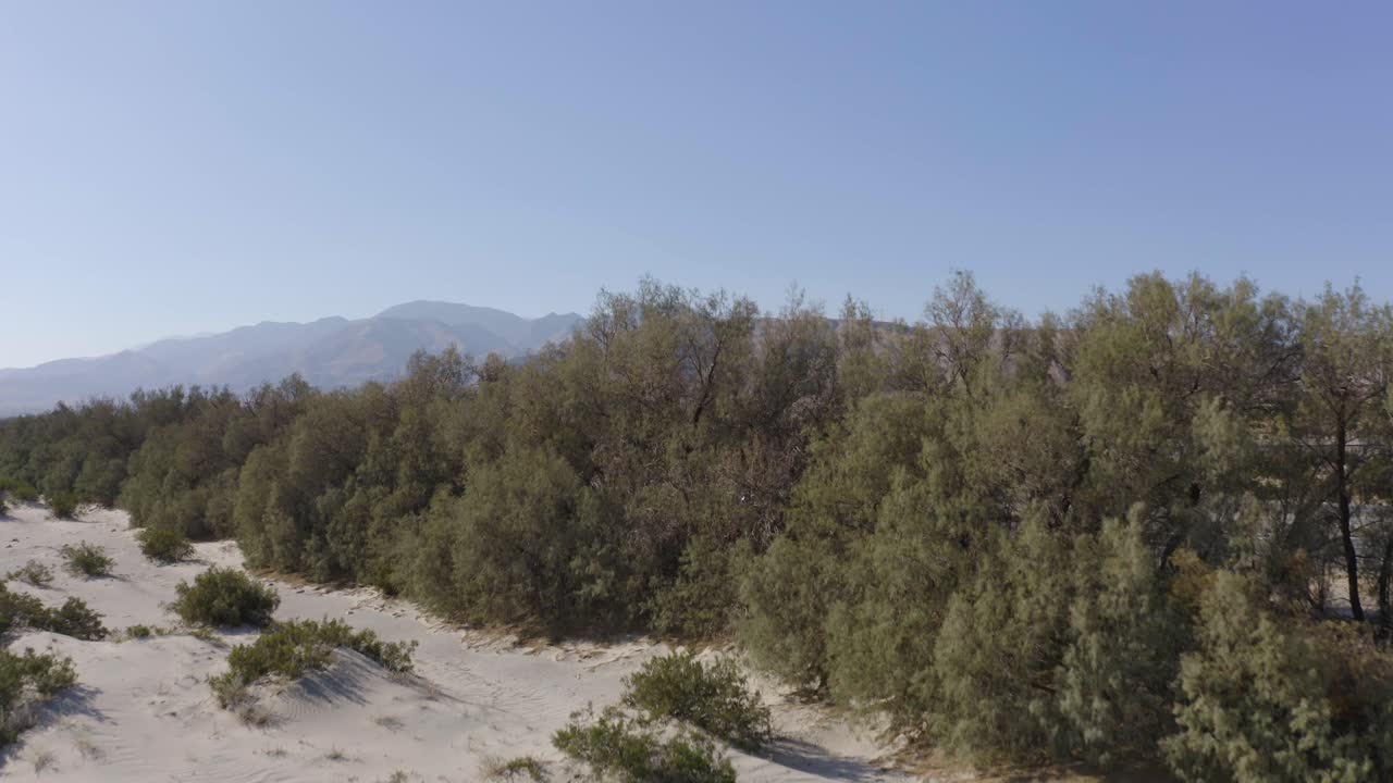 아름다운 공중 사막과 산이 드러납니다.