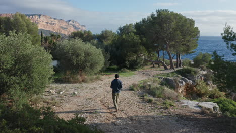 Mann,-Der-In-Der-Natur-In-Der-Nähe-Von-Cassis&#39;s-Coves-In-Südfrankreich-Wandert