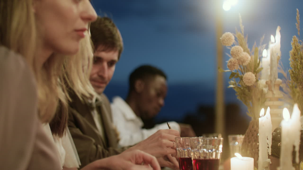 결혼식 파티에 참석한 사람들