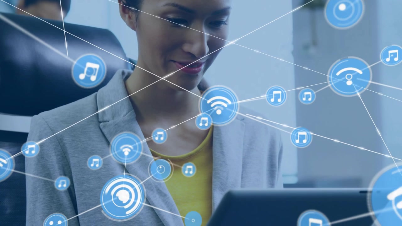 Mujer interactuando con tablet, nodos azules e iconos Wi-Fi superpuestos en su rostro o pantalla, para uso empresarial.