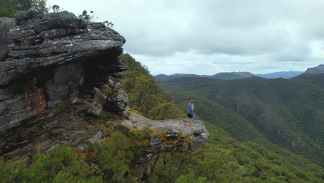 4K-Kameravideo-Eines-Mädchens,-Das-Auf-Dem-Aussichtspunkt-Des-Balkons-Im-Grampians-Nationalpark-In-Victoria,-Australien,-Auf-Einen-Jungen-Zuläuft