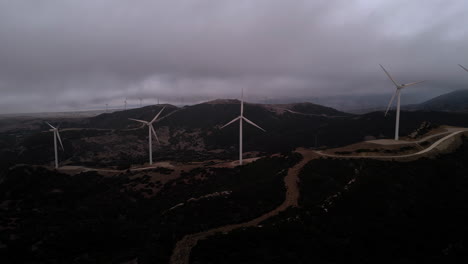 Vista-Aérea-Del-Parque-Eólico-En-Las-Montañas-Cerca-De-Tarifa-En-España