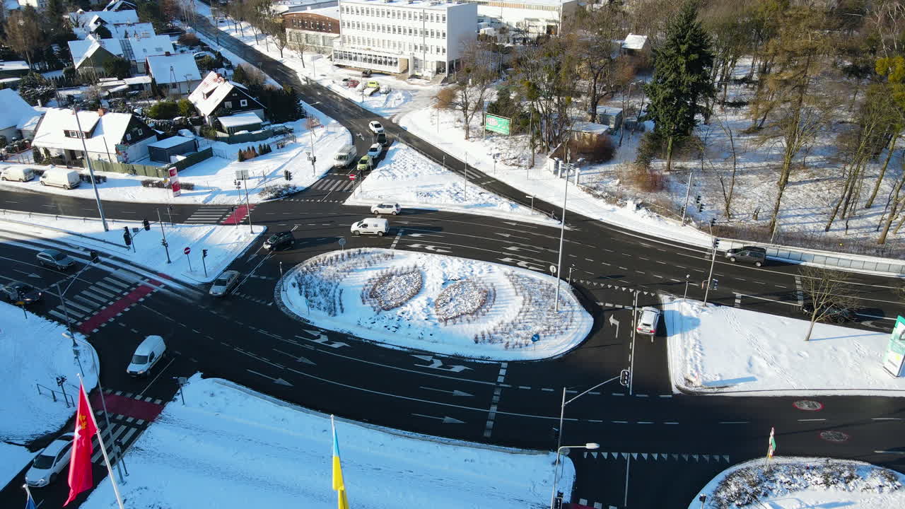 춥고 화창한 겨울날 그단스크 폴란드의 원형 교차로에서 검은색 아스팔트에서 운전하는 자동차