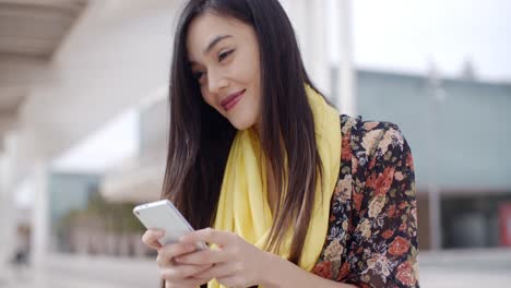 Mujer-Joven-Elegante-Revisando-Sus-Mensajes-De-Texto