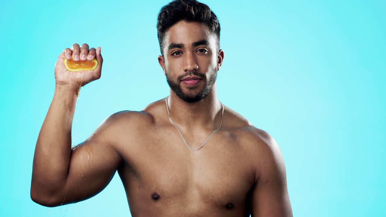 cuidado de la piel, exprimir y cara de hombre con naranja