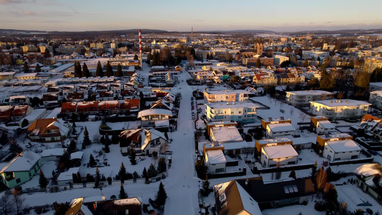Piccola città di Svitavy dall'alto coperta di neve