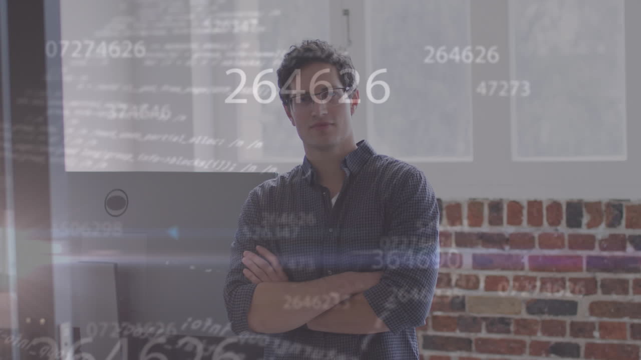 animación del procesamiento de datos sobre hombre de negocios caucásico que trabaja en la oficina