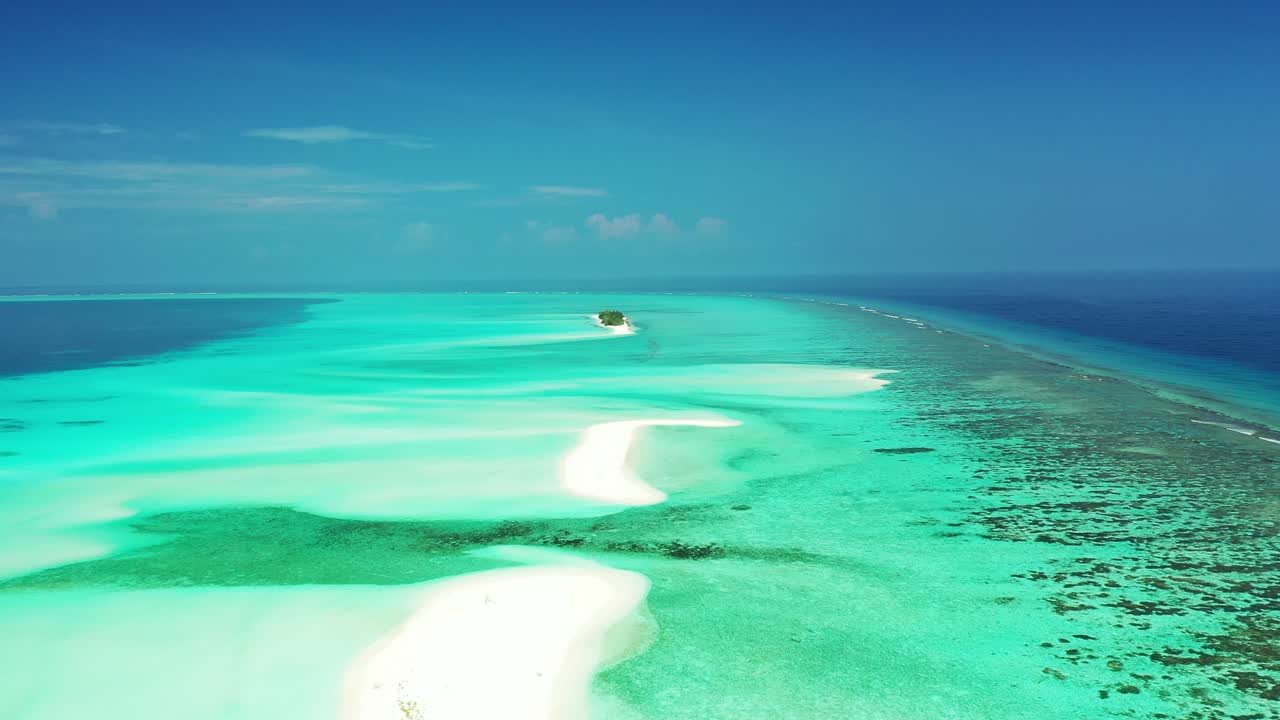 océano pacífico sur, vista aérea del cielo azul de los arrecifes de coral y olas sobre los bancos de arena en la polinesia francesa, tahití