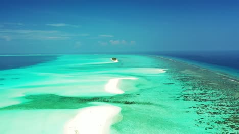 südpazifik, luftaufnahme des blauen himmels des korallenriffs und der wellen über den sandbänken in französisch-polynesien, tahiti