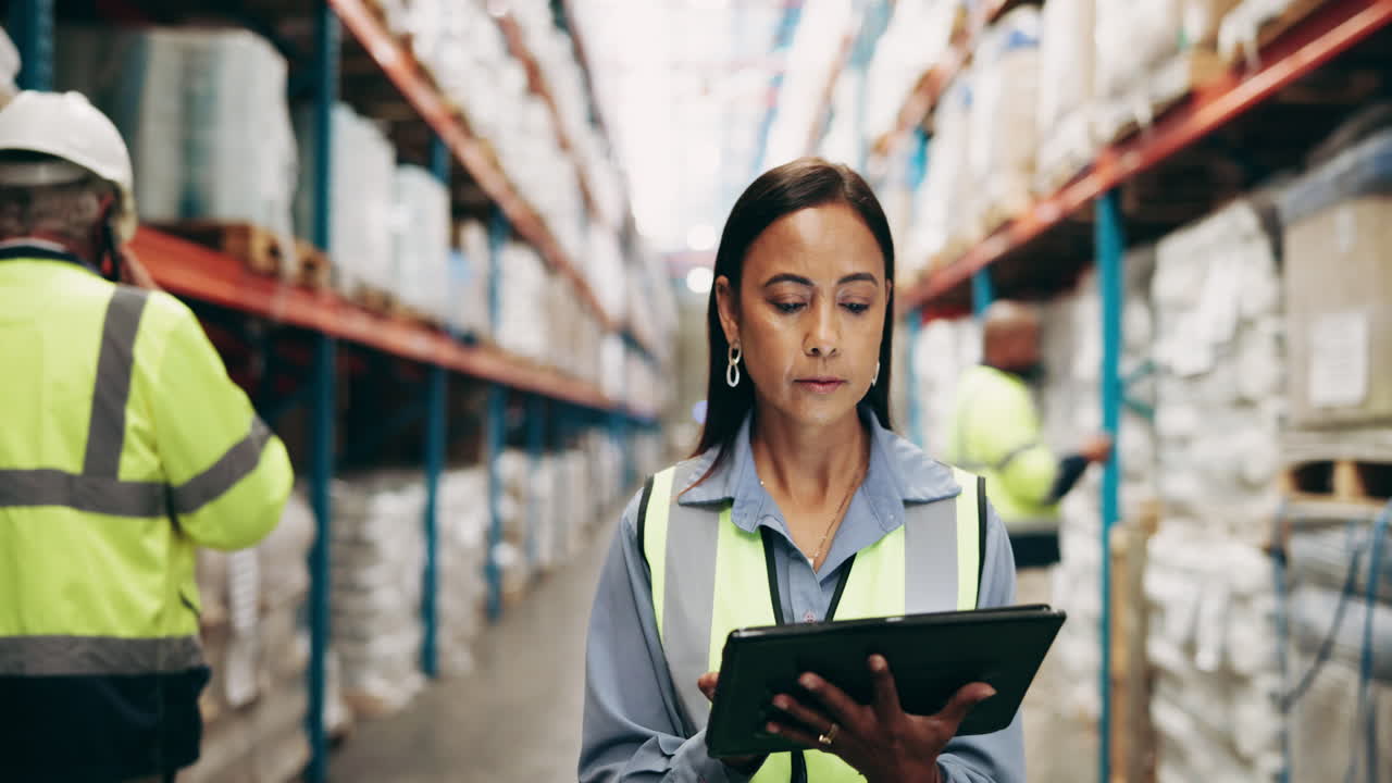 trabajadores en un almacén