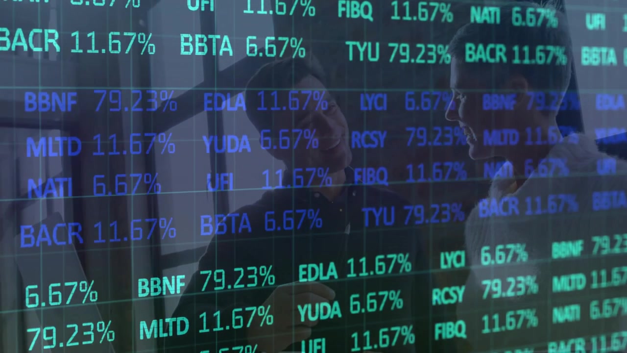 Et gjennomsiktig display dukker opp, to analytikere tapper og peker på skiftende finansprosenter