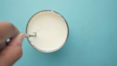 yogur agitado en un vaso