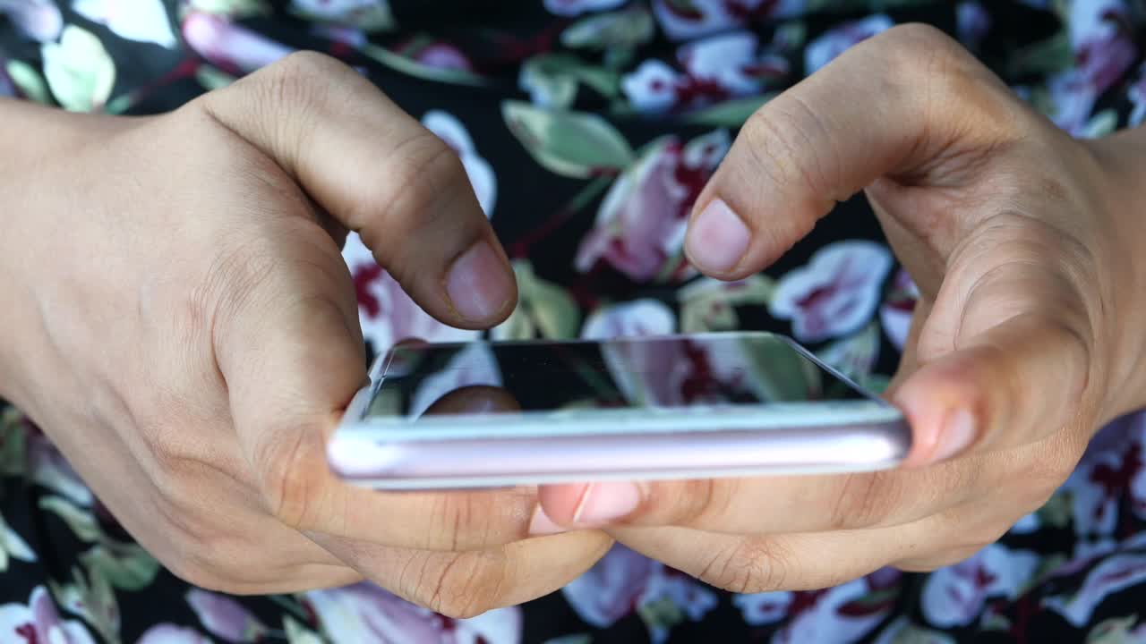 persona que utiliza un teléfono inteligente