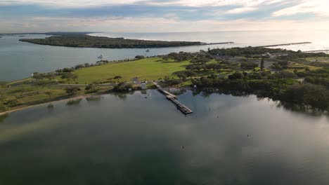 aérea sobre el parque doug jennings en el broadwater en el extremo norte de la costa de oro, queensland, australia 20230502