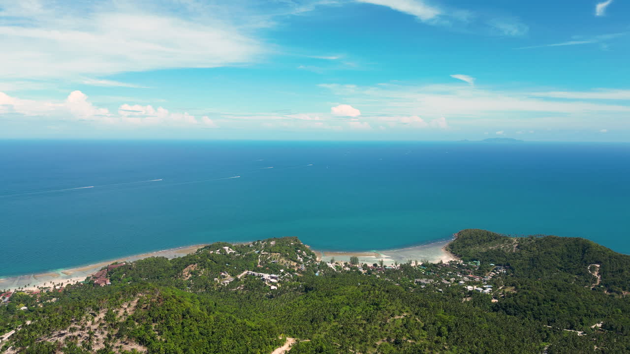 물 택시가 태국 관광객을 koh phangan에서 koh tao까지 운반합니다.