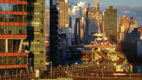 vista aérea del metro en queens, tomada en una mañana de otoño en la ciudad de nueva york.