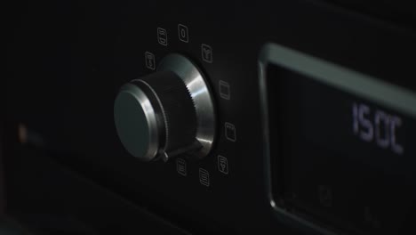 mano masculina ajustando diales de equipos electrónicos, cuarto oscuro