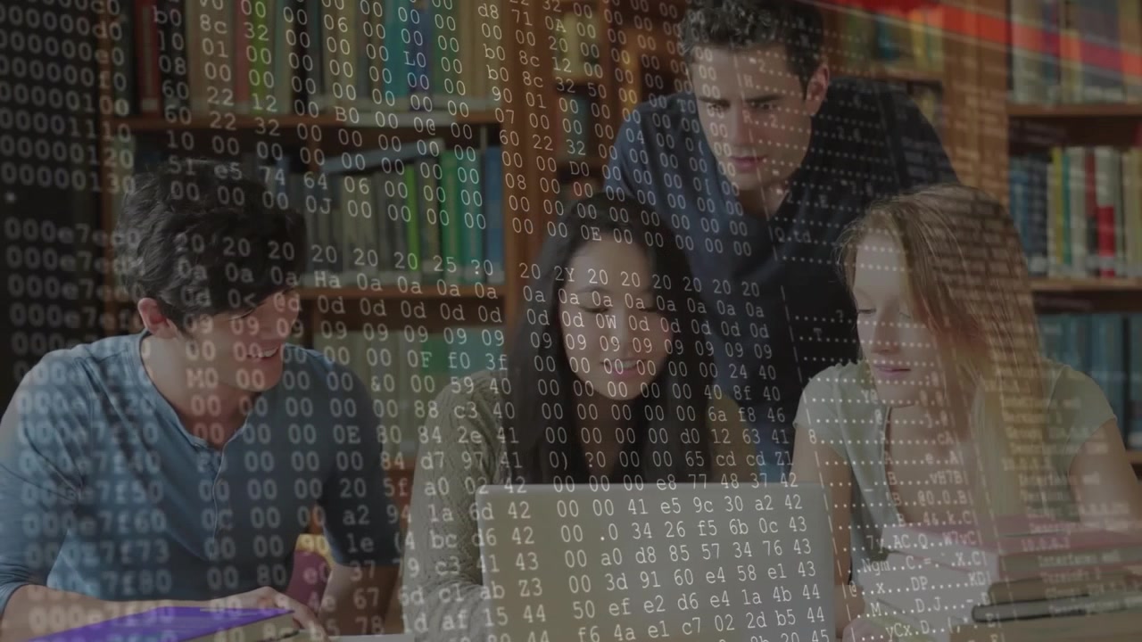 Studenten blättern in einem Ordner und tippen auf einem Laptop mit Code-Überlagerung, um kollaboratives Programmieren zu initiieren.